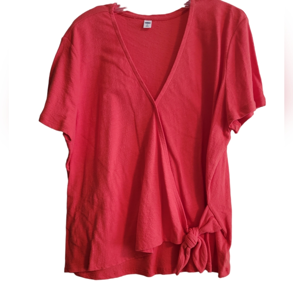 Like new Old Navy coral red XXL short sleeves top with tie.
